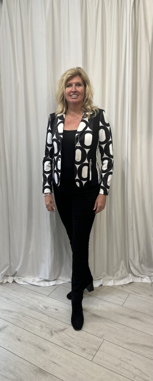 I'Cona By Robell Short Jacket With Two Zip Pockets In A Black And White Pattern Design Size 10